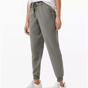 Lululemon on the fly jogger